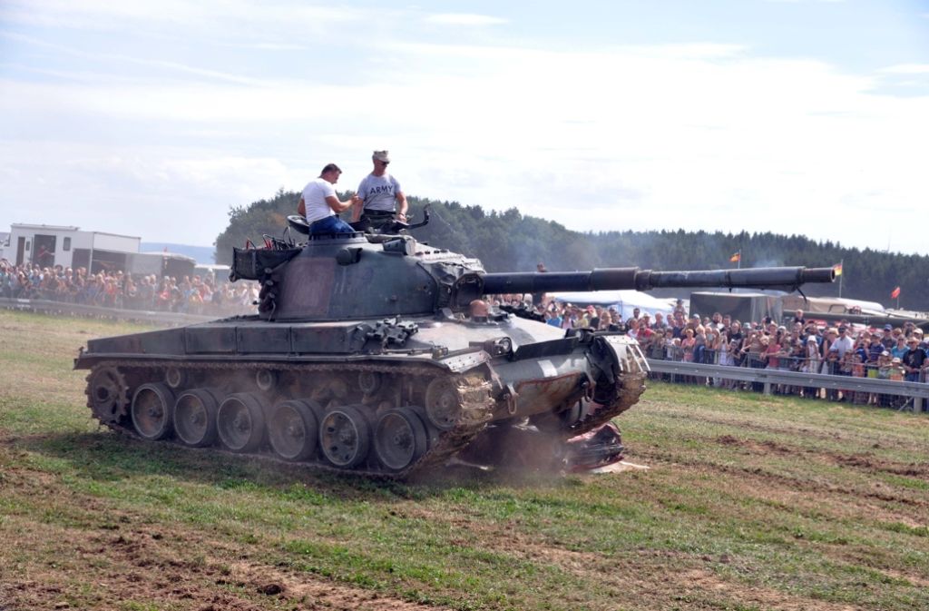 35. Seifertshofener Bulldog-und Dampffestival, sowie Panzer Show auf der Ostalb. Mehr als 60 verschiedene Modelle und cetwa 1500 Oldtimer sind bis zum Sonntag zu sehen.
