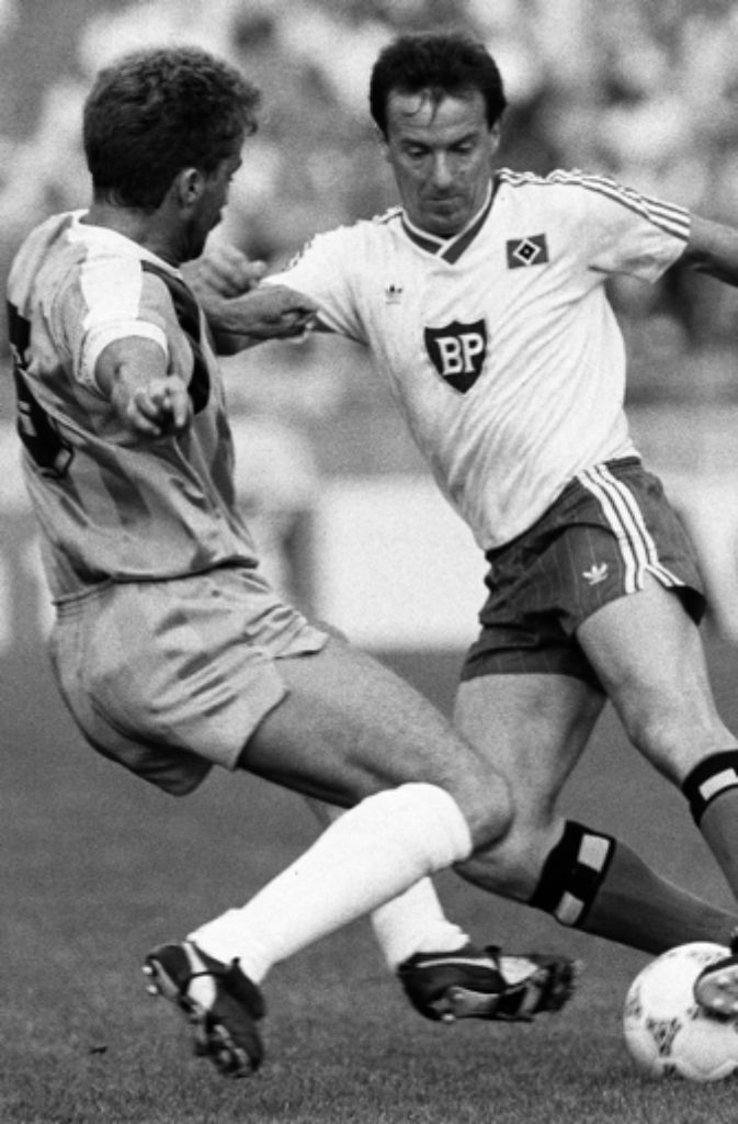 Am 20. Juni 1987 treffen die Kickers im DFB-Pokal-Finale auf den Hamburger SV. Im Bild versucht Dieter Finke von den Kickers (li.) Miroslav Okonski den Ball abzujagen.