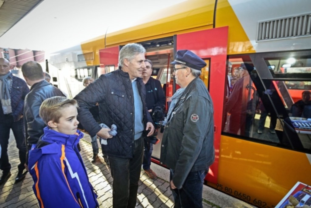 Der Calwer Landrat Helmut Riegger  am Weiler Bahnhof, mit Reinhard Hackl von den Hesse-Bahn-Anhängern. Foto: factum/Bach