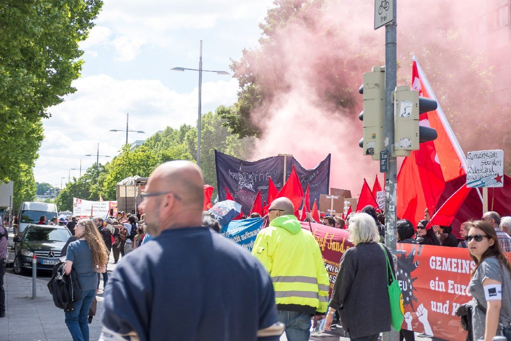 Unbekannte haben während der Blockupy-Demo in Stuttgart eine Rauchbombe gezündet.
