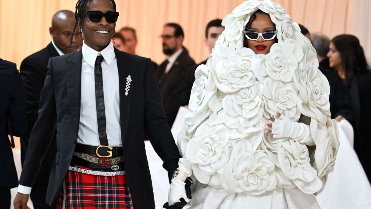 Rihanna, Jennifer Lopez und mehr: Stars gedenken Karl Lagerfeld beim „Met Ball“ in New York