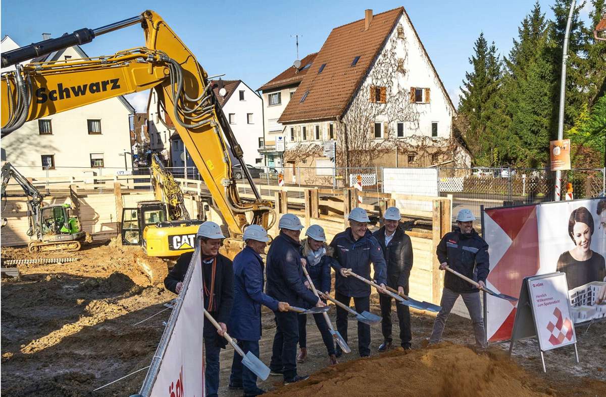 Vor dem Spatenstich hatten sich Archäologen auf den Spuren der Merowinger durch das Gelände in Münchingen gegraben. Foto: Jürgen Bach