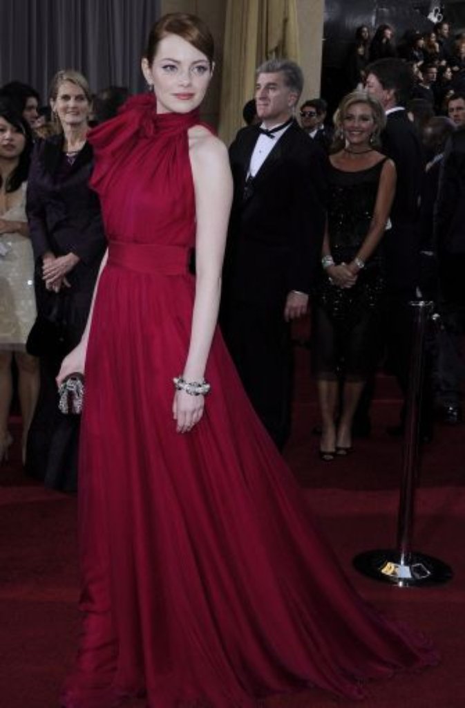 Lob von allen Seiten bekam Emma Stone: Ihr himbeerfarbenes Kleid mit großer Schleife war von Giambattista Valli.