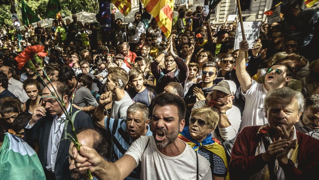  Im Zusammenhang mit dem katalanischen Unabhängigkeitsreferendum hat die Polizei in Spanien mindestens zwölf Personen festgenommen. Der katalanische Regionalpräsident kritisierte die Polizeieinsätze und warf der spanischen Regierung vor, eine „totalitäre Haltung“ einzunehmen. 