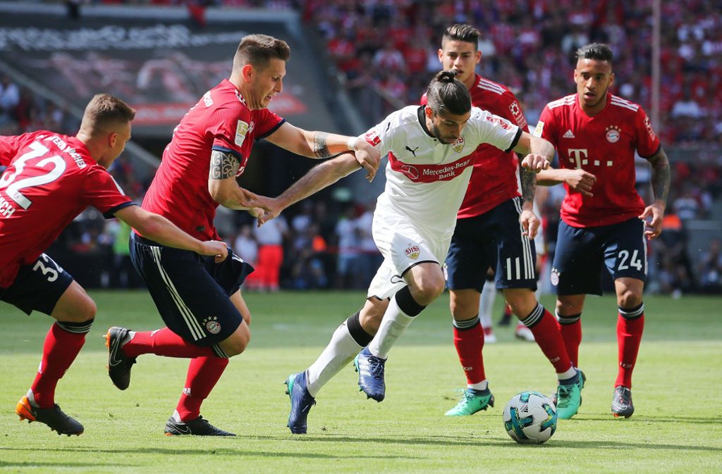 Auch mit den vereinten Kräften der Bayern-Spieler Joshua Kimmich, Niklas Süle, James Rodriguez und Coretin Tolisso (von links) ist Emiliano Insua nicht zu stoppen.