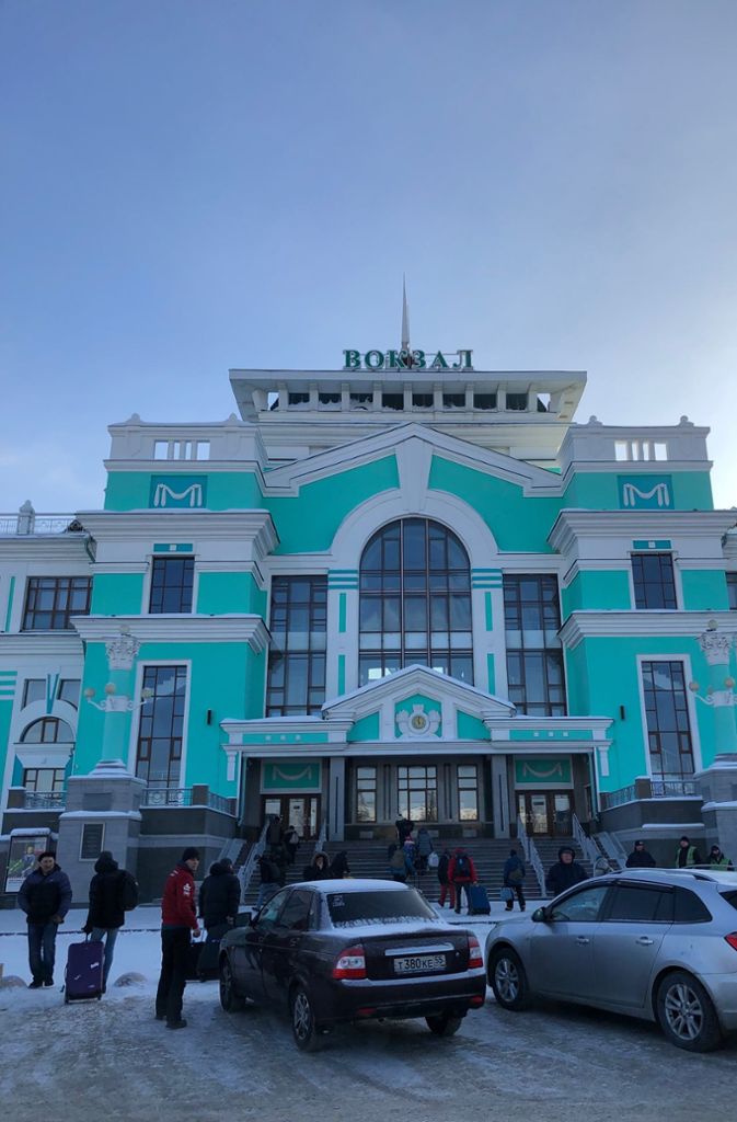 Mintgrün ist die Farbe der Westsibirischen Bahngesellschaft. Deshalb sind die Gebäude in diesem Ton gestrichen – wie zum Beispiel der Bahnhof von Omsk.