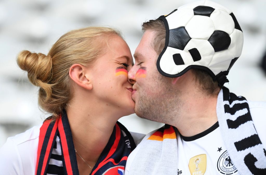 Die deutschen Fans freuen sich auf das Achtelfinal-Spiel ihres Teams gegen die Slowakei. Foto: dpa