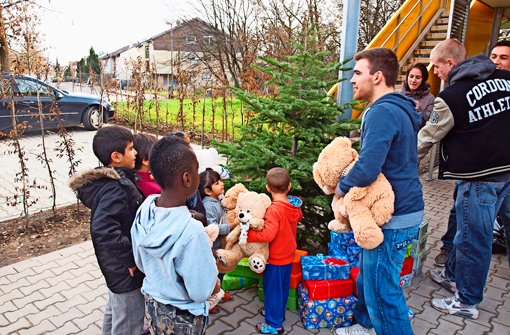 Endlich einen Teddy im Arm: Die Kinder aus dem Flüchtlingsheim freuen sich über das Spielzeug. Foto: Cedric Rehman