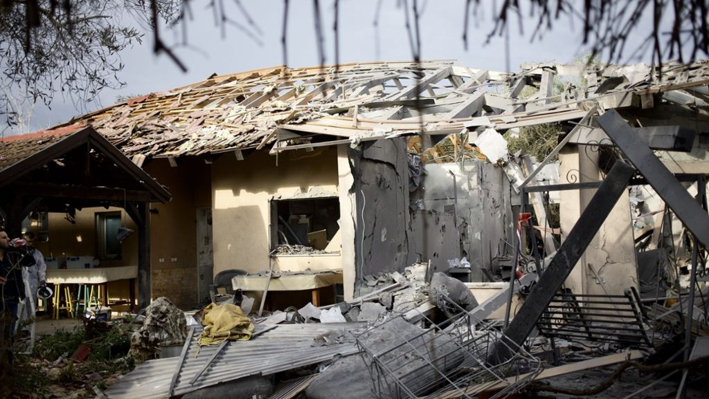  Ein Haus nordöstlich von Tel Aviv wird direkt von einer Rakete getroffen, sieben Menschen verletzt. Das Geschoss wurde offensichtlich aus dem Gazastreifen abgefeuert. Wie wird Israel reagieren? 