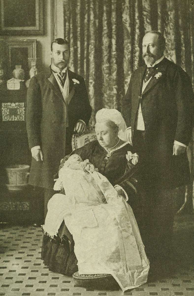 Dynastie gesichert – Queen Victoria hält ihren Urenkel im Arm. Edward kommt 1894 zur Welt. Er ist der Sohn des späteren Königs George V. ...