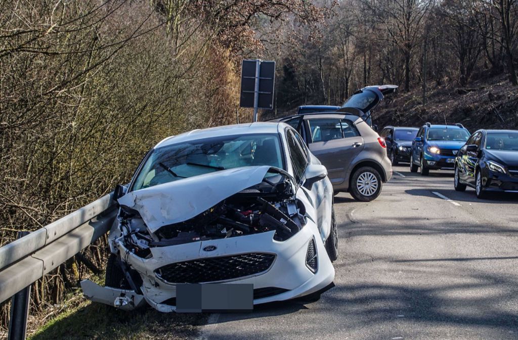 Der VW-Fahrer hatte die Kontrolle über sein Auto verloren und nach der Kollision mit einer Böschung einen Ford gerammt.
