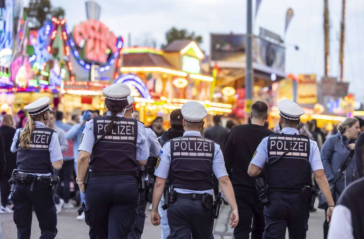 Rund um das Volksfest in Stuttgart hat die Polizei mehrere E-Scooter-Fahrer kontrolliert (Symbolfoto). Foto: IMAGO/Arnulf Hettrich