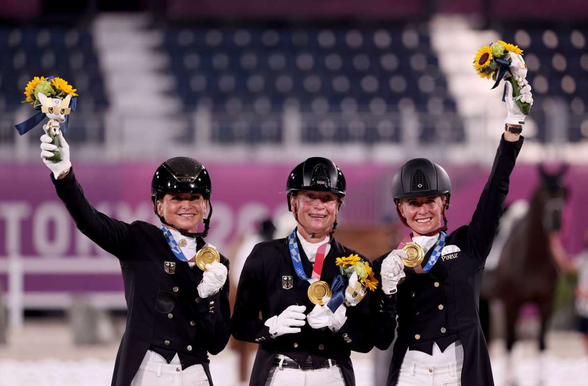 Dorothee Schneider, Isabell Werth und Jessica von Bredow-Werndl (v.l.n.r.), Gold im Team-Wettbewerb der Dressur