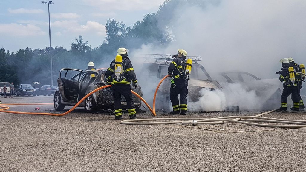 Glaspalast Sindelfingen: Drei Autos brennen aus – 120.000 Euro Schaden
