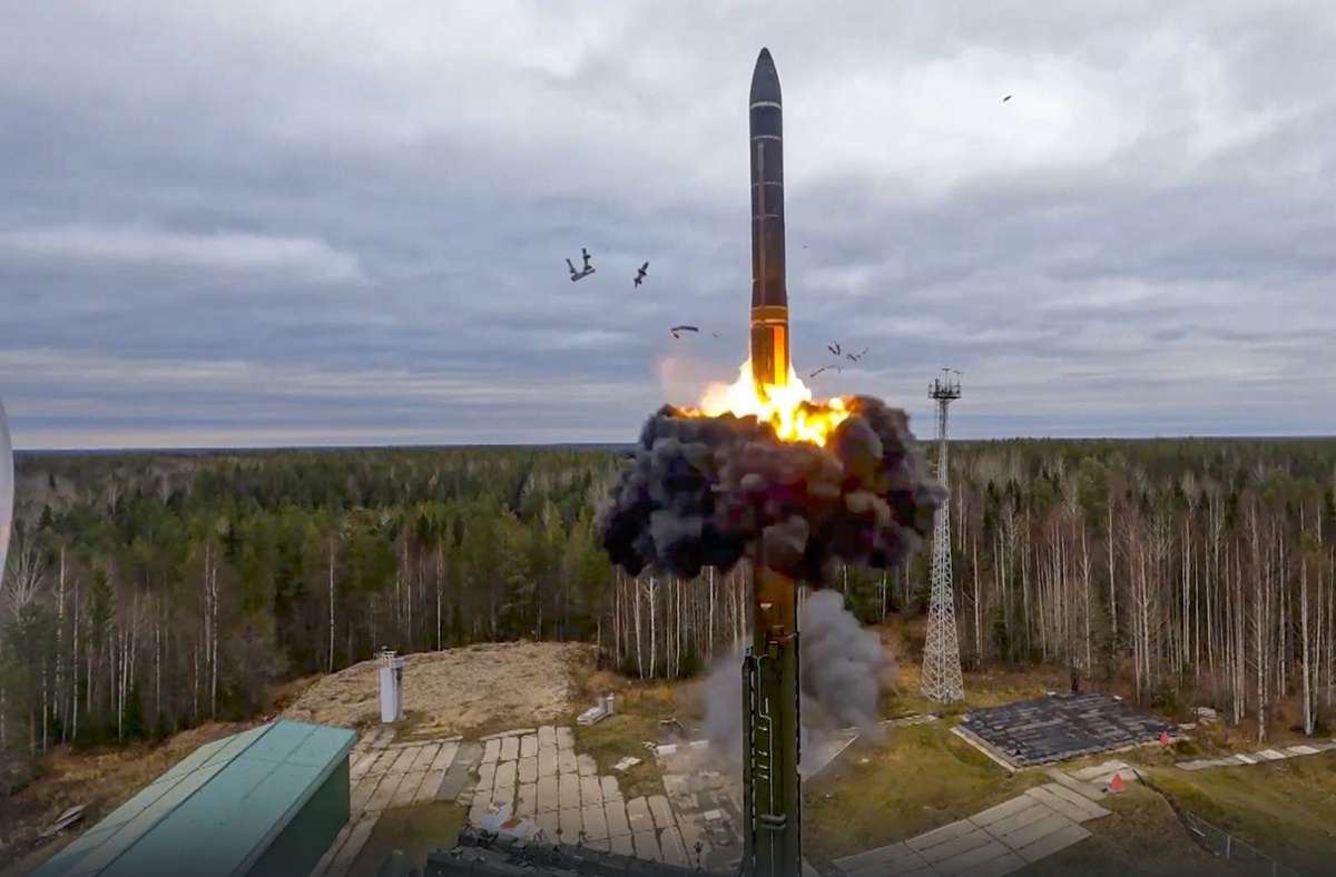 In einem vom Pressedienst des russischen Verteidigungsministeriums am 26. Oktober 2022 veröffentlichten Video wird eine ballistische Interkontinentalrakete des Typs Yars im Rahmen der russischen Atom-Übungen von einem Startplatz in Plesetsk im Nordwesten Russlands abgefeuert.