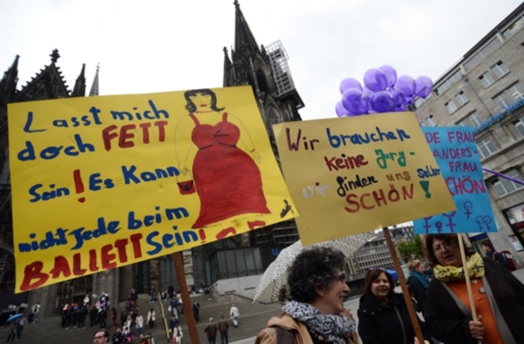 Rund 200 Demonstranten haben am Donnerstag neben dem Kölner Dom gegen Heidi Klums Fernsehsendung Germany’s next Topmodel protestiert. Sie kritisierten, dass die Castingshow ein einseitiges und unrealistisches Frauenbild transportiere. Foto: dpa