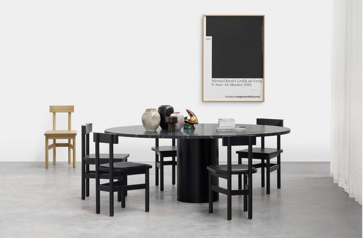 Metallschönheit: Tisch „Hiroki“ von Philipp Mainzer für E15. Gibt es auch mit Marmortischplatte.