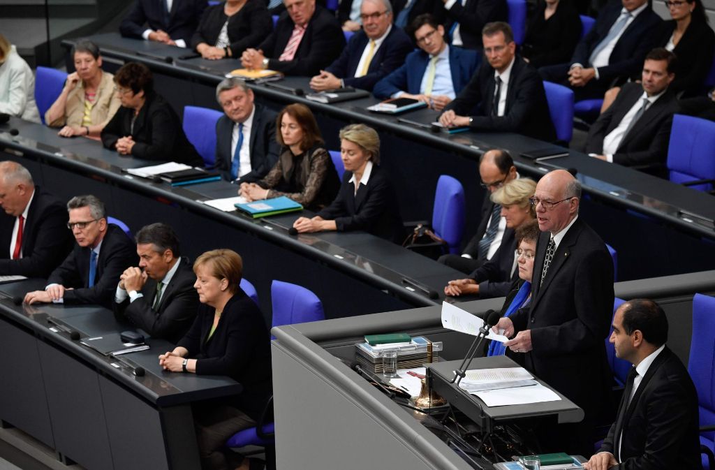 Bundestagspräsident Norbert Lammert erinnerte auch an Niederlagen und Schwächen des ehemaligen Bundeskanzlers in einer Gedenkfeier des Bundestags. Foto: AFP
