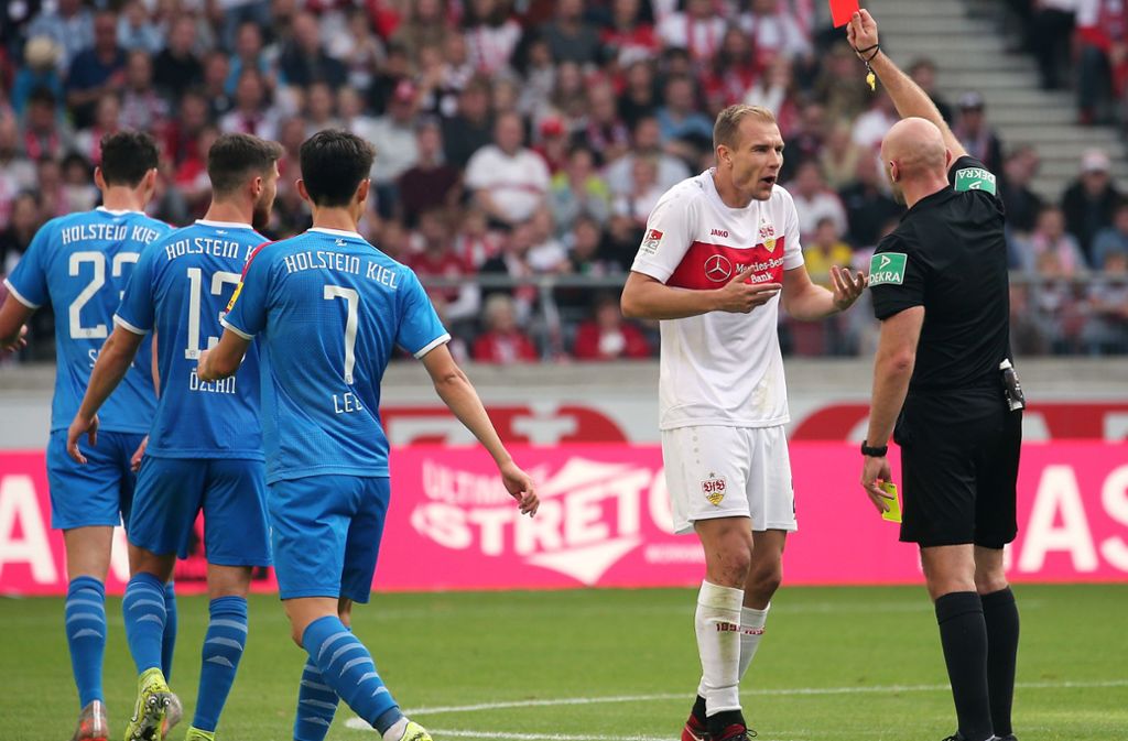 Holger Badstuber bekommt im Spiel gegen Holstein Kiel die gelb-rote Karte gezeigt.