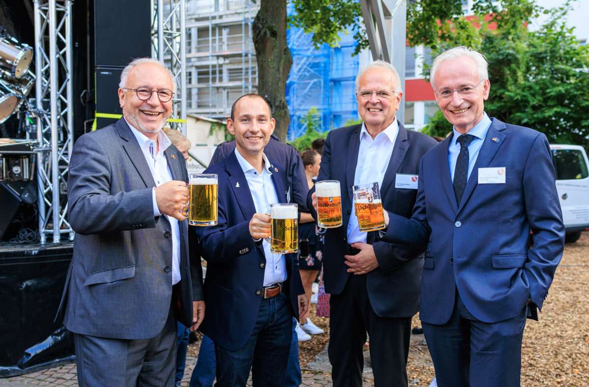 Bürgermeister aus den Partnerstädten stoßen an (von links): Ralf Hauboldt (Sömmerda), Stefan Belz (Böblingen), Reinhard Resch (Krems), Hans Verheijen (Sittard-Geleen).