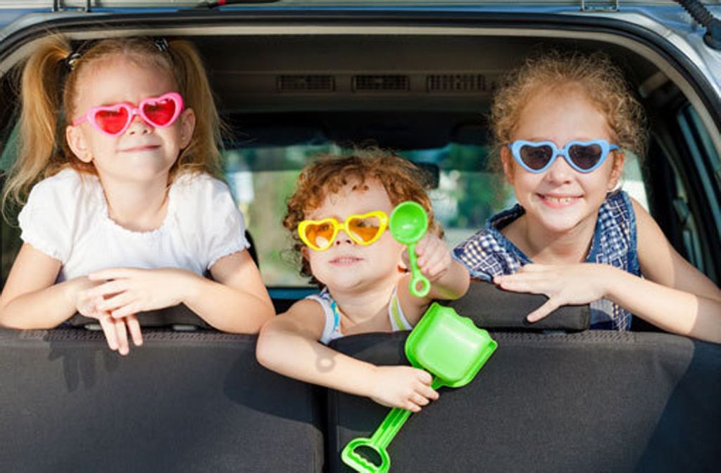 Damit schon der Weg das Ziel ist: Tipps für eine entspannte Autofahrt mit dem Nachwuchs in den Urlaub. Foto: Shutterstock/altanaka