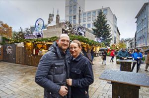 Stuttgarter Weihnachtsmarkt: Sie lassen es  schneien auf dem Marktplatz