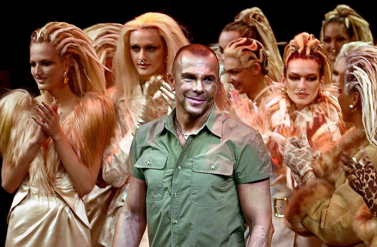 Der verstorbene Designer Thierry Mugler mit als Engel verkleideten Models bei der Schau zu seiner Herbst/Winter-Kollektion 2001/02 in Paris