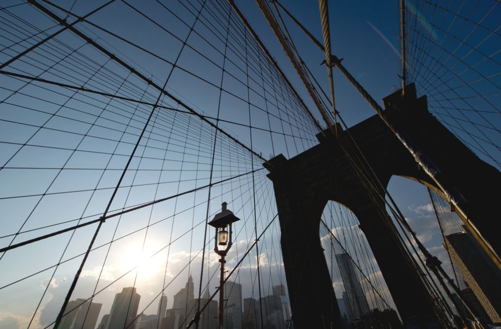 1833 Meter lang, 26 Meter breit – Brooklyn Bridge: Die 1883 eröffnete Brücke ist in New York City ist eine der ältesten Hängebrücken in den USA. Sie überspannt den East River und verbindet die Stadtteile Manhattan und Brooklyn miteinander.