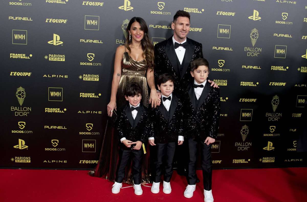 Lionel Messi mit Ehefrau und den drei Söhnen im schimmernden Partnerlook.