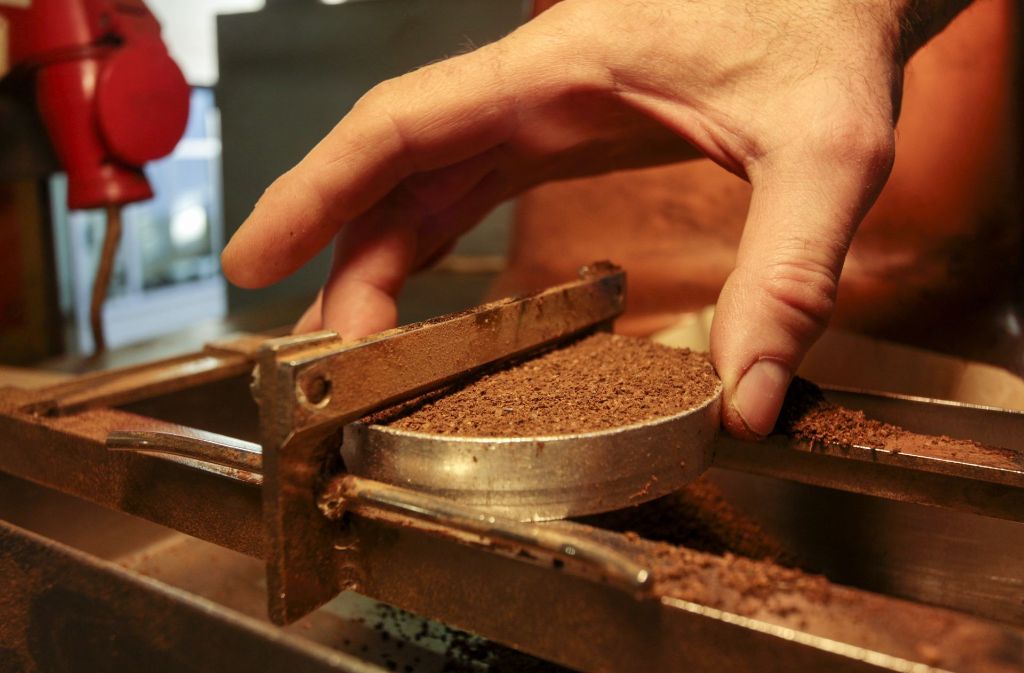 Caro-Kaffee besteht aus den vier klassischen Bestandteilen Gerste, Roggen, Gerstenmalz und Zichorie. Die Zichorie wächst in Mitteleuropa und für die Ersatzkaffee-Produktion wird ihre Wurzel geröstet und zu Pulver verarbeitet. Für die Herstellung von Ersatzkaffee muss das Getreide im Röstbereich die perfekte Bräune bekommen. Unser Foto zeigt eine Probe, die für die Röstgradmessung vorbereitet wird.