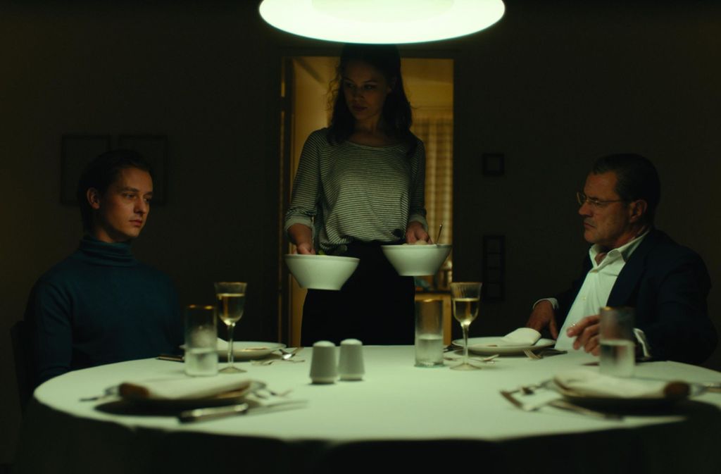 Kurt (Tom Schilling, links) muss beim Abendessen Rede und Antwort stehen, und Seeband (Sebastian Koch, rechts) will genau wissen, mit wem seine Tochter (Paula Beer) ausgeht
