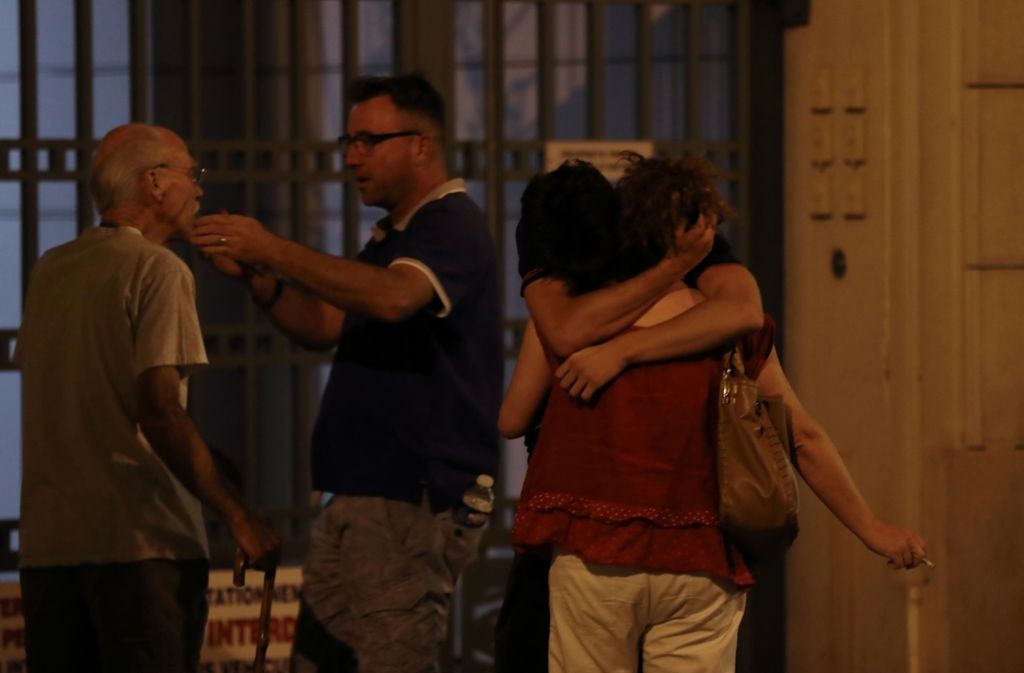 Schock in Nizza: Laut Nachrichtenagenturen berichteten Augenzeugen von zahlreichen Leichen und Verletzten.
