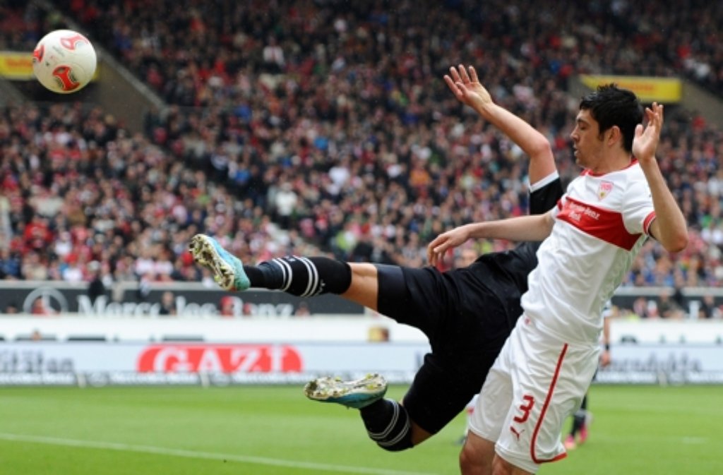 Die Abwehrsorgen des VfB Stuttgart werden größer: Innenverteidiger Felipe Lopes hat sich gegen Greuther Fürth einen Muskelfaserriss im Oberschenkel zugezogen und fällt wohl zwei Wochen lang aus.