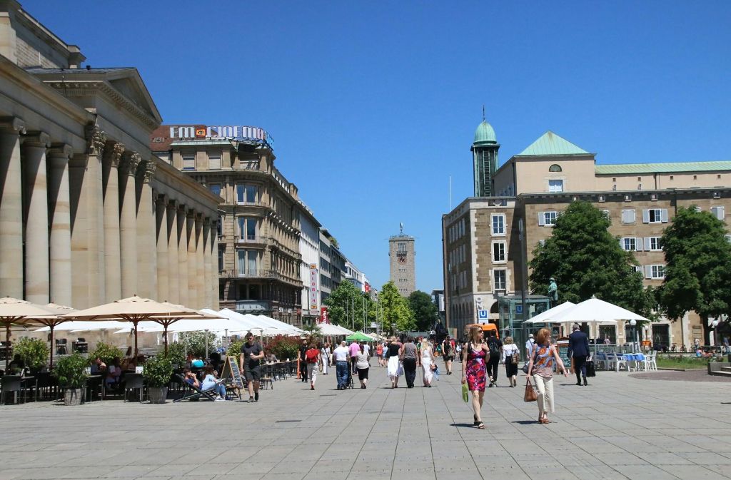 Gemütliches  Flanieren in der Stadtmitte.In Stuttgart geht es entspannt zu. Das sagt zumindest eine Studie. Foto: 7aktuell/Jens Pusch