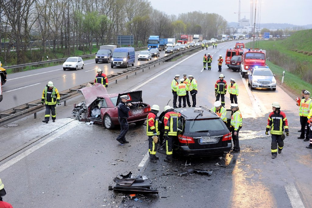 Ein Geisterfahrer verursacht auf der Autobahn 81 bei Böblingen einen schweren Unfall, bei dem ein Mensch stirbt. Der Verursacher erliegt seinen Verletzungen im Krankenhaus.