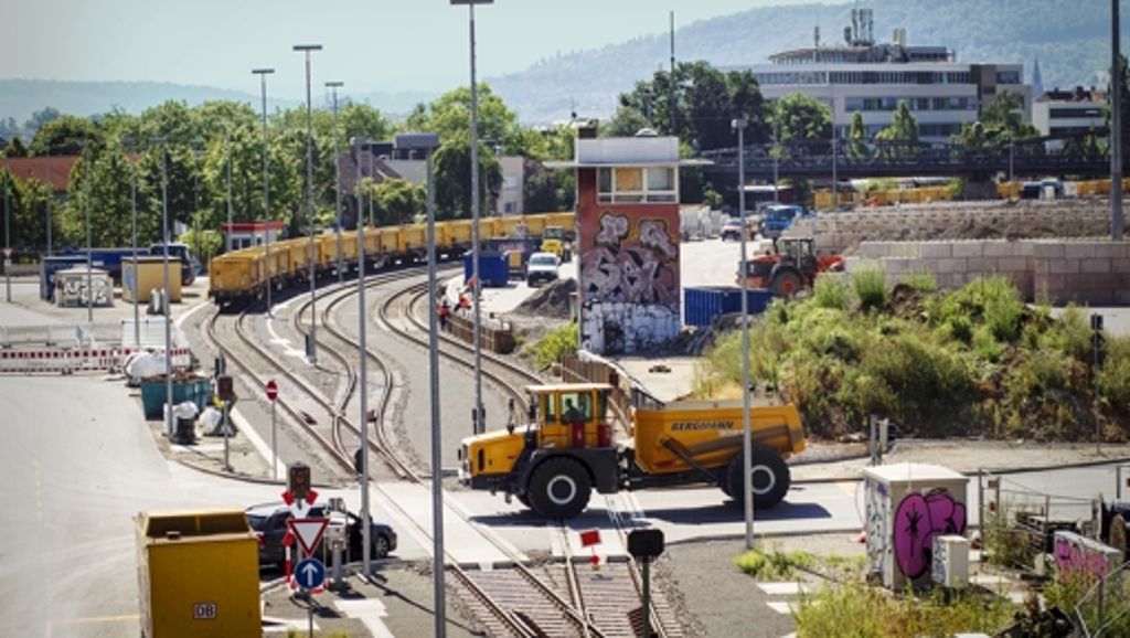  Die Bahn muss den Lärmschutz an der Stuttgart-21-Baustelle im Stuttgarter Norden massiv nachbessern und kann bis dahin nur gedrosselt weiter arbeiten. Helfen soll unter anderem ein Dach, fast so groß wie ein Fußballfeld. 