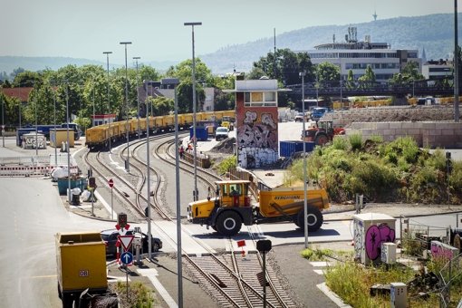 Am Nordbahnhof lädt die Bahn Aushub von Lastwagen auf die Schiene um. Foto: Lg/Piechowski