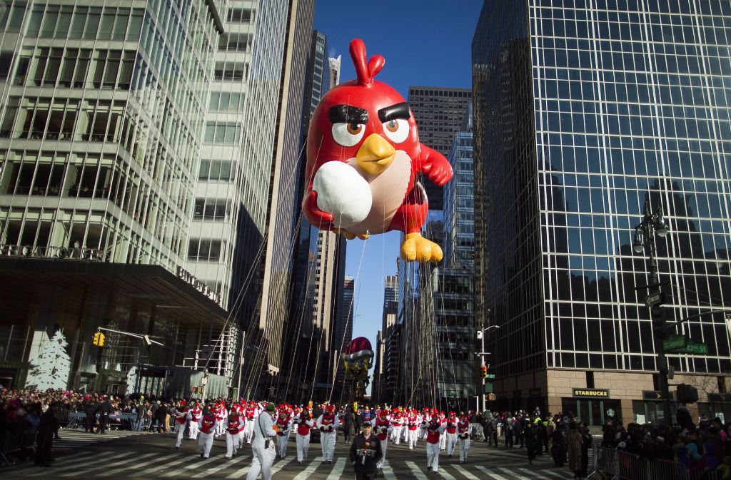 Auch einer der „Angry Birds“ schwebt als Luftballon durch die Luft.
