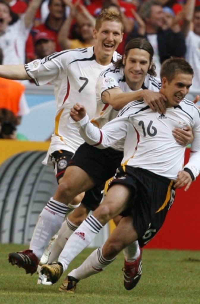Obowhl sich Lahm kurz vor der WM 2006 am Ellenbogen verletzt, ist er einer der Hauptakteure des deutschen Sommermärchens. Im Eröffnungsspiel gegen Costa Rica erzielt er das erste Tor des noch jungen Turniers.