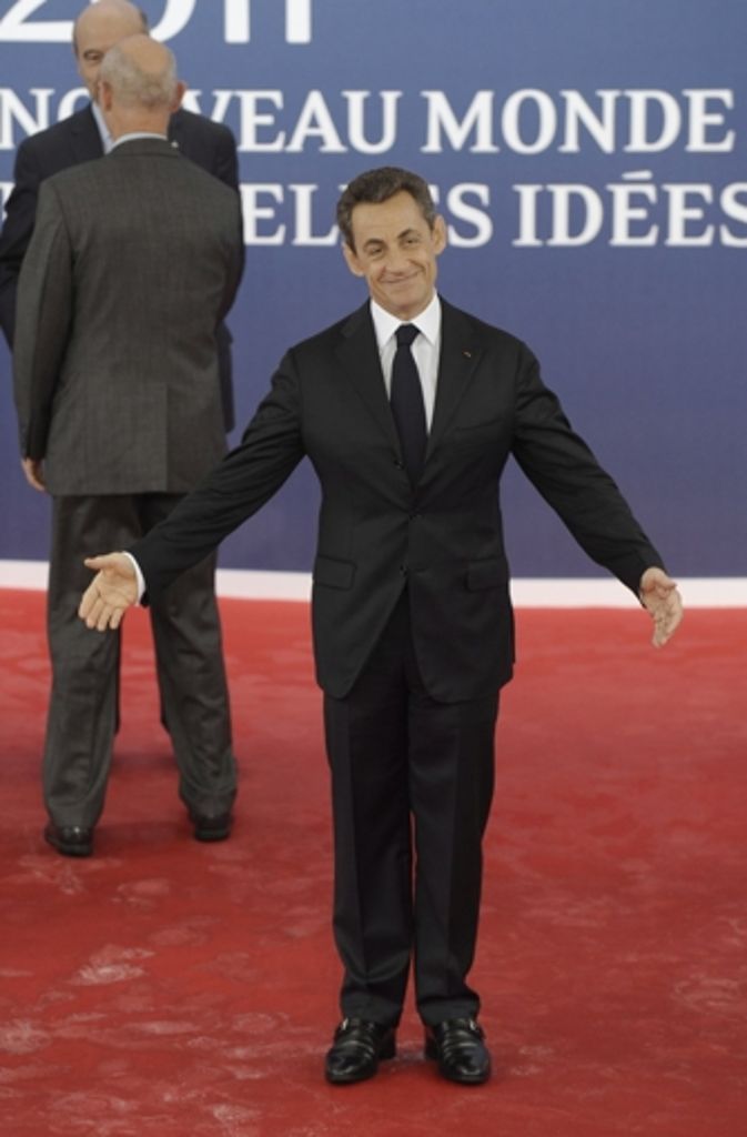 Von 2002 bis 2004 war Sarkozy Innenminister im Kabinett von Premierminister Jean-Pierre Raffarin (UMP). Im Zuge der Kabinettsumbildung 2004 wurde Sarkozy „Superminister“ für Wirtschaft, Finanzen und Industrie – auf Druck des Präsidenten Chirac musste Sarkozy dieses Amt jedoch schon Ende desselben Jahres wieder aufgeben, nachdem er zum Vorsitzenden der UMP gewählt worden war. Schon 2005 bekam er jedoch wieder einen Posten, dieses Mal erneut als Innenminister unter Regierungschef Dominique de Villepin.