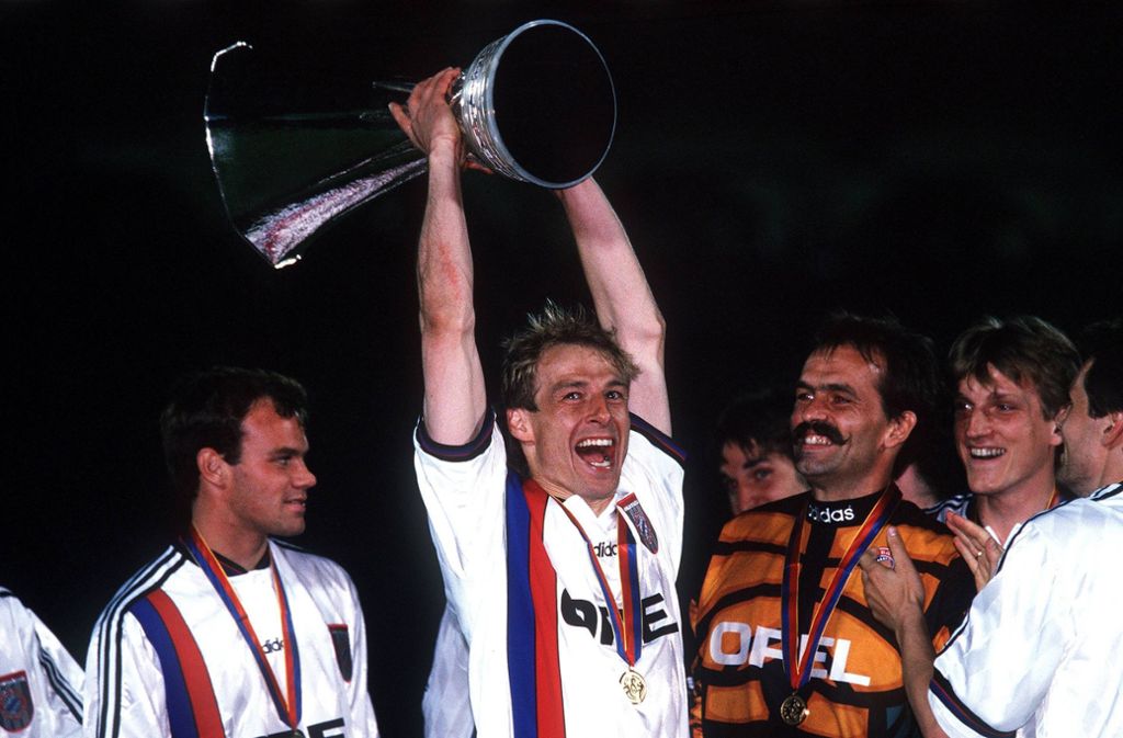 Nach Inter folgten die Jahre bei AS Monaco (1992-1994), Tottenham Hotspur (1994-1995), dem FC Bayern München (1995-1997, auf dem Bild mit dem Uefa-Cup) und ein halbjähriges Gastspiel bei Sampdoria Genua (1997). 1998 beendete Klinsmann seine Karriere in Tottenham, wobei er Hotspur mit vier Treffern im entscheidenden Ligaspiel noch den Klassenverbleib sicherte.