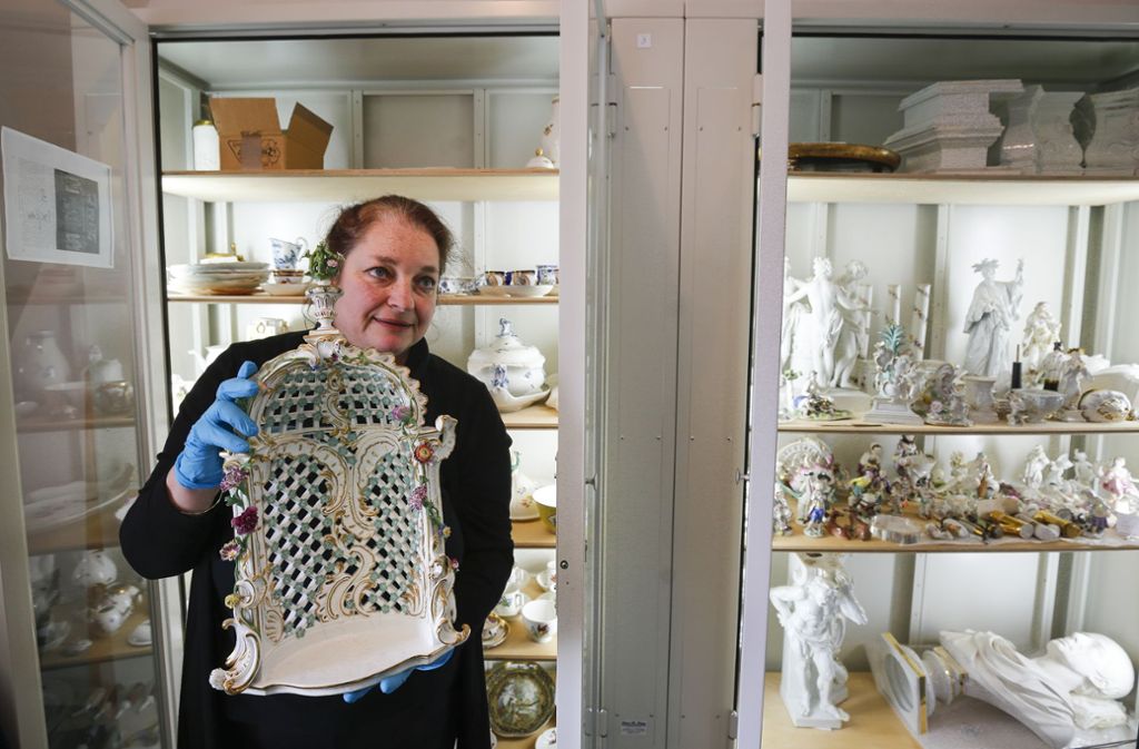Porzellan war jedoch nicht nur ein Gebrauchsgegenstand. Adelsgesellschaften stellten ganze Figuren-Installationen auf ihre Bankette. Katharina Küster-Heise, die Leiterin des Keramikmuseums, zeigt hier einen Teil einer solchen Tischdekoration.