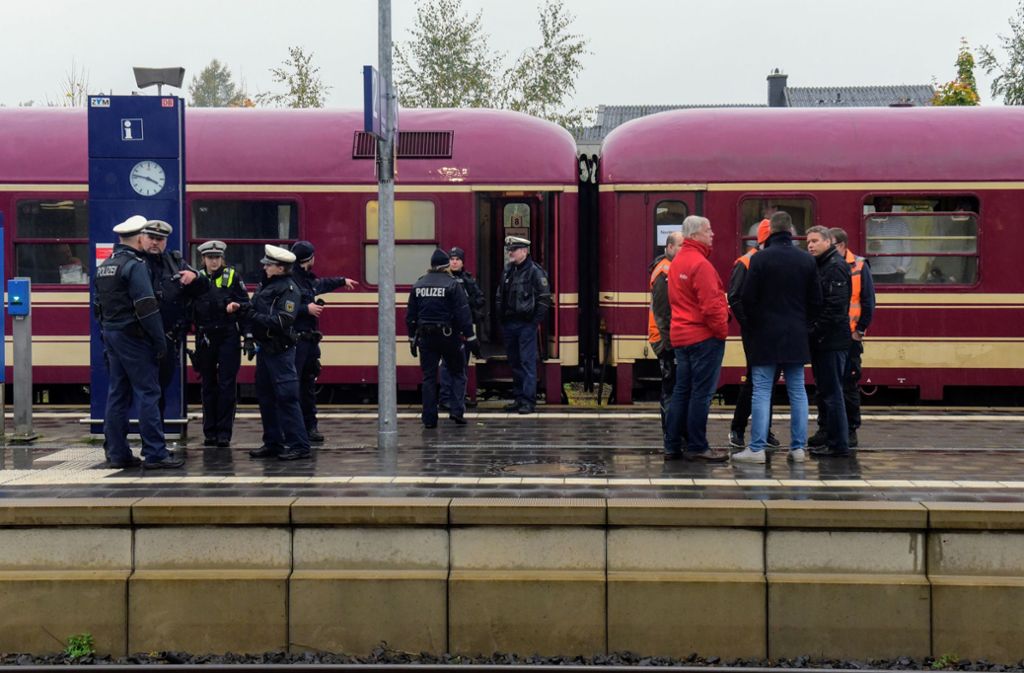 Die Polizei durchsuchte den Zug – zunächst vergeblich. (Archivbild) Foto: dpa/Günter Benning