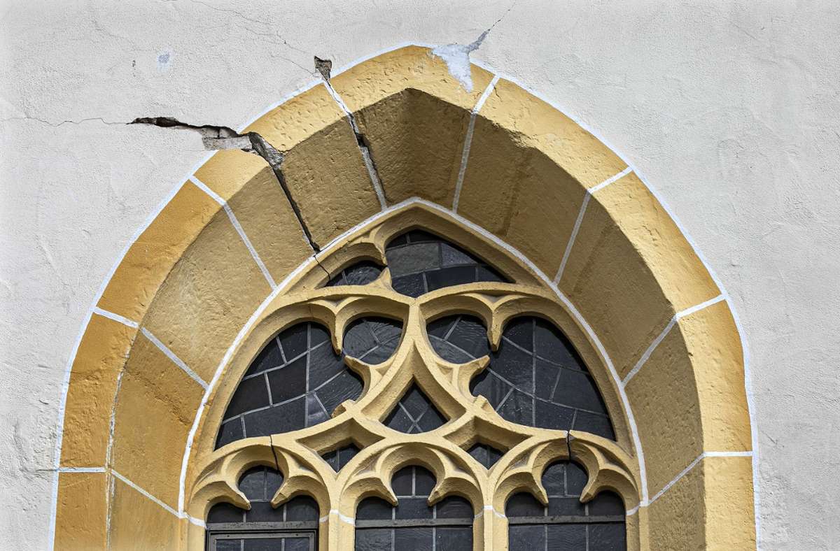 Risse in den Fenstern der Köngener Kirche.