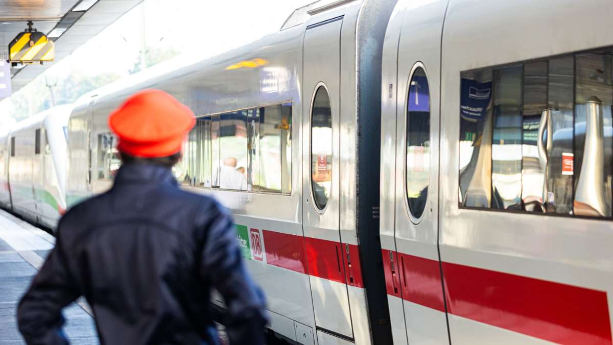 Gewalt gegen Mitarbeiter: Bahn will Personal in Zügen mit Bodycams ausstatten