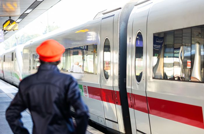 Gewalt gegen Mitarbeiter: Bahn will Personal in Zügen mit Bodycams ausstatten