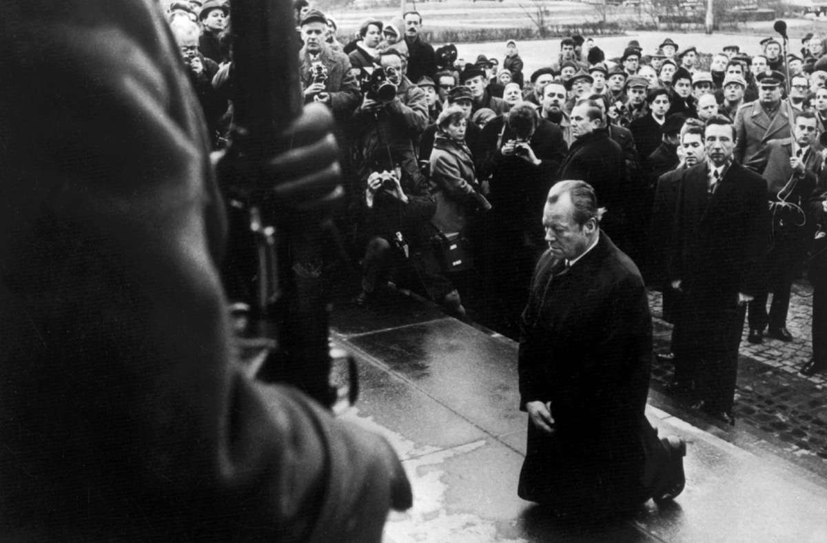 Willy Brandt ist erster von der SPD gestellter Bundeskanzler. Bemerkenswert war seine progressive Außenpolitik, symbolisch für sie geworden ist der Kniefall in Warschau. Er wurde mit dem Friedensnobelpreis gewürdigt.