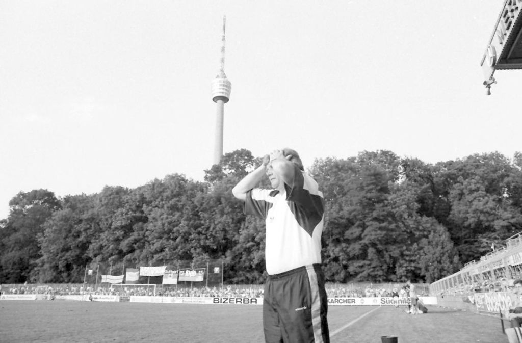 Danach trainierte die Stuttgarter Kickers in der Saison 1982/83. Sundermann wurde mit den „Blauen“ Tabellenfünfter in der 2. Liga. In seiner Mannschaft agierten unter anderem die jungen Guido Buchwal und Jürgen Klinsmann, die später beide zum VfB wechselten und 1990 Weltmeister wurden.