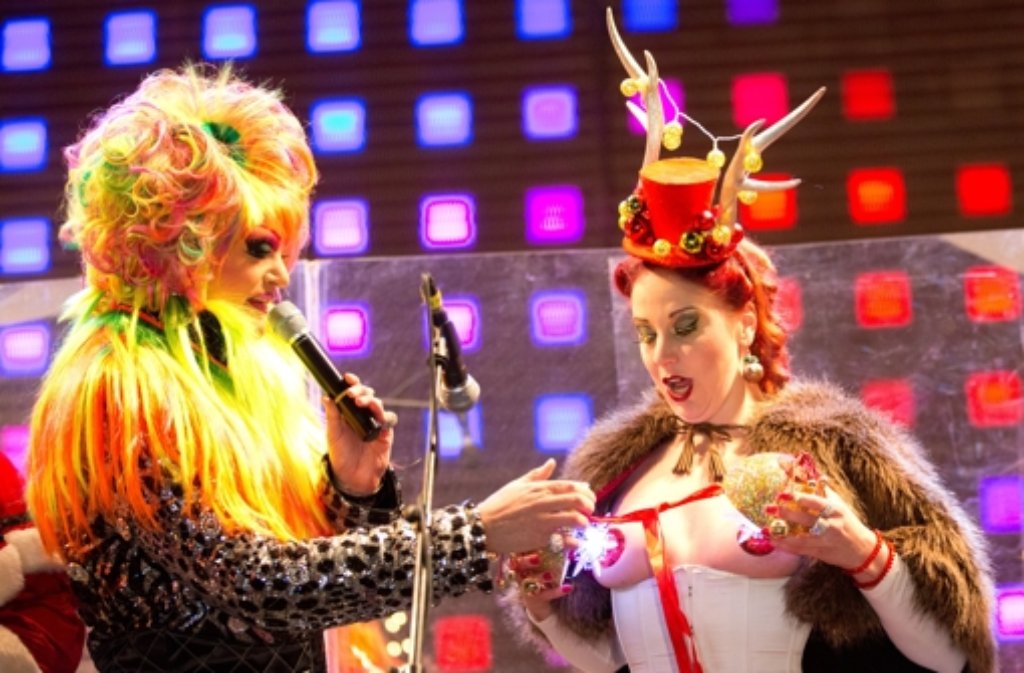 Die Drag-Queen Olivia Jones und die Burlesque-Tänzerin Eve Champagne (rechts) eröffnen am Donnerstag den erotischen Weihnachtsmarkt "Santa Pauli" auf der Reeperbahn in Hamburg.