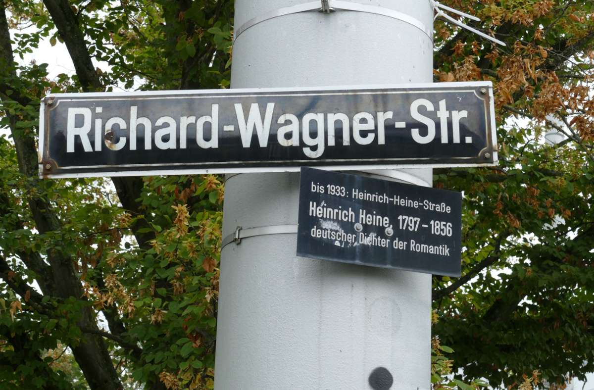 Auf dem Zusatzschild wird wenigstens darauf hingewiesen, wie die Straße im Stuttgarter Osten bis 1933 hieß.